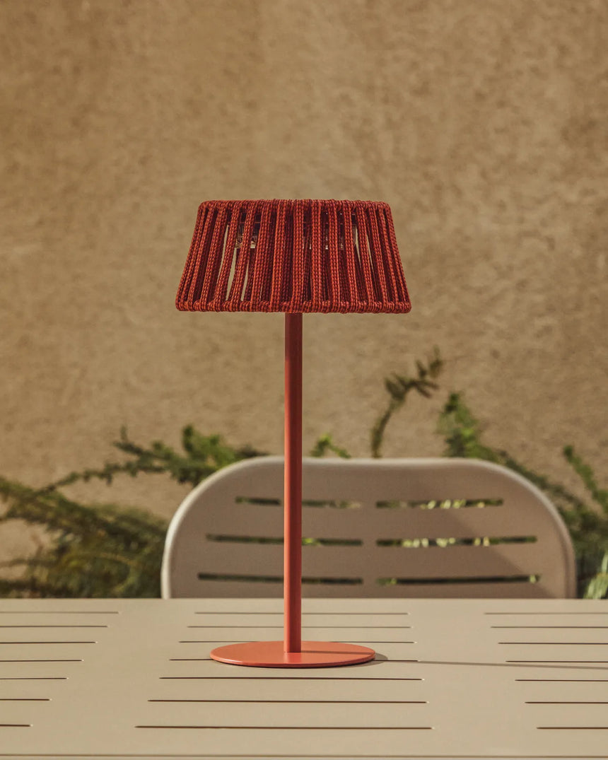 Outdoor-Solar-Tischlampe Aldet aus flachem Seil mit terrakottafarbenem Metallfuß von Kave Home – Bild 2