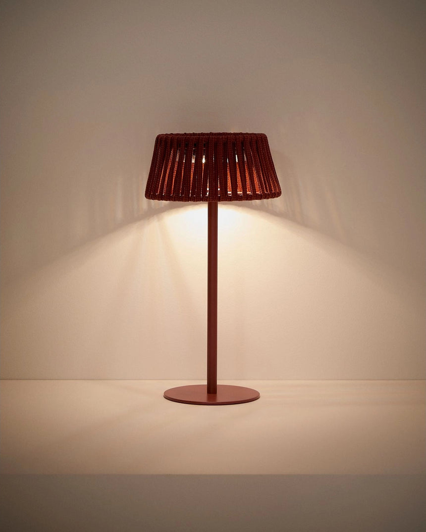Outdoor-Solar-Tischlampe Aldet aus flachem Seil mit terrakottafarbenem Metallfuß von Kave Home – Bild 4
