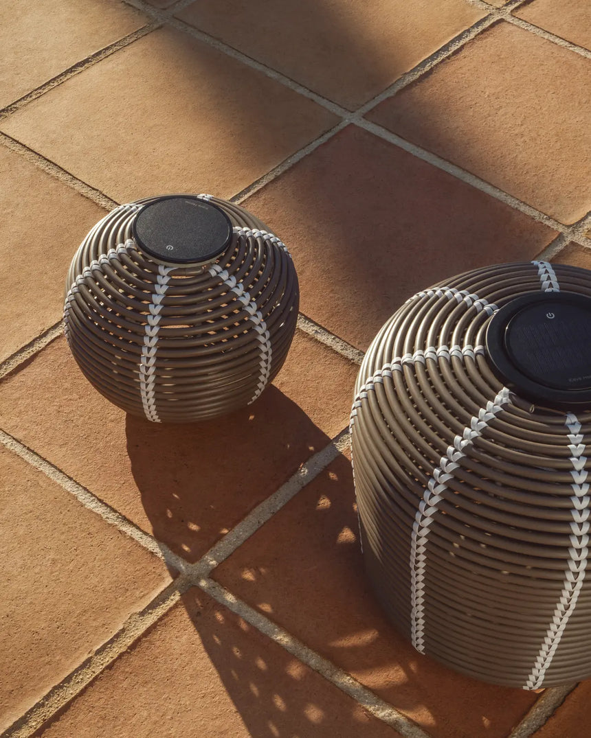Outdoor-Solar-Tischlampe Garoina aus synthetischem Rattan in Taupe mit LED-Technologie, Ø 25 cm von Kave Home – Bild 2