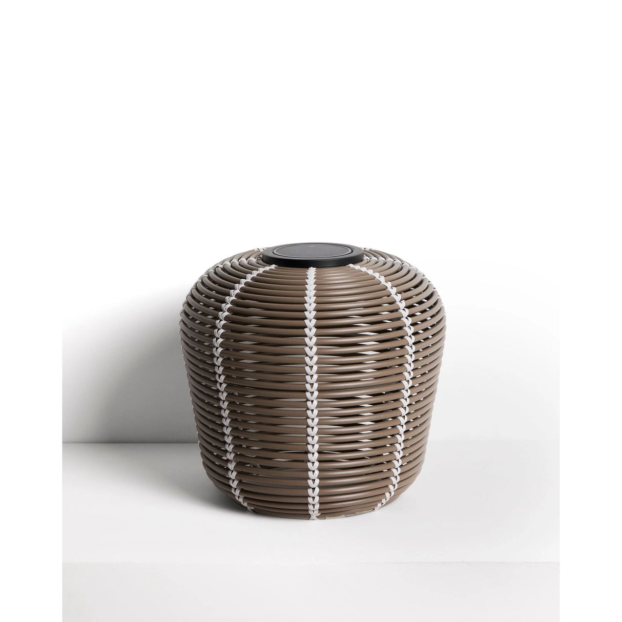 Outdoor-Solar-Tischlampe Garoina aus synthetischem Rattan in Taupe mit LED-Technologie, Ø 35 cm von Kave Home – Bild 1