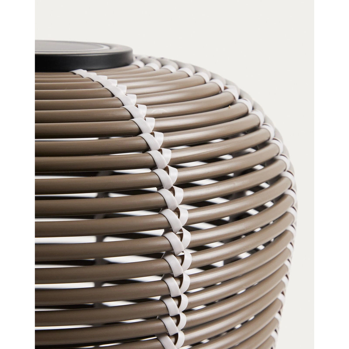 Outdoor-Solar-Tischlampe Garoina aus synthetischem Rattan in Taupe mit LED-Technologie, Ø 35 cm von Kave Home – Bild 10