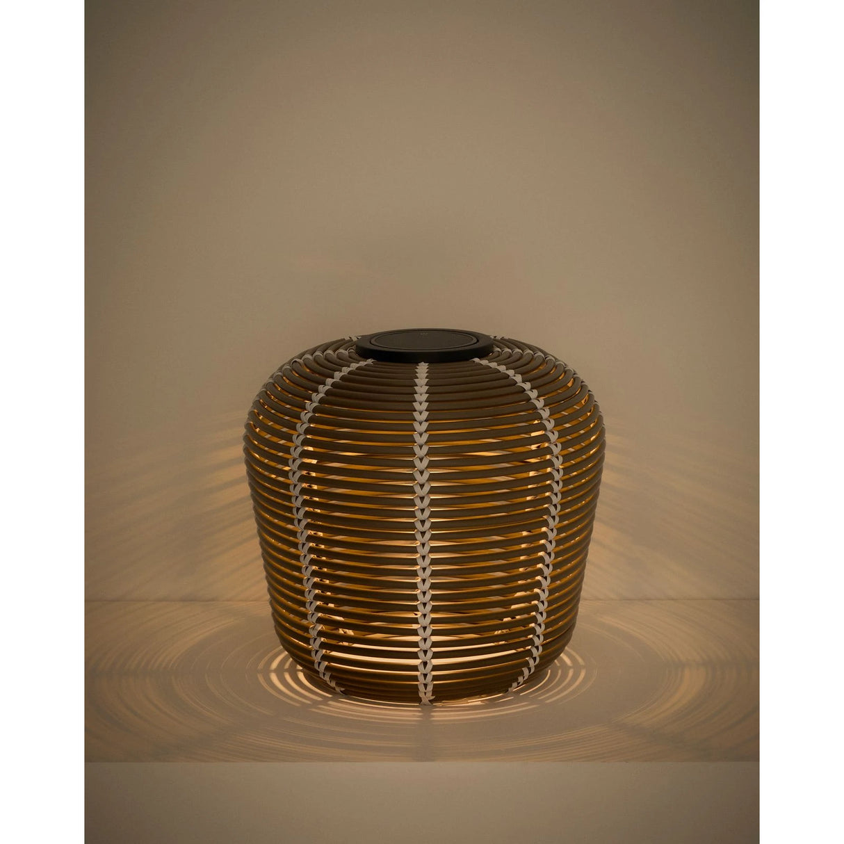 Outdoor-Solar-Tischlampe Garoina aus synthetischem Rattan in Taupe mit LED-Technologie, Ø 35 cm von Kave Home – Bild 6