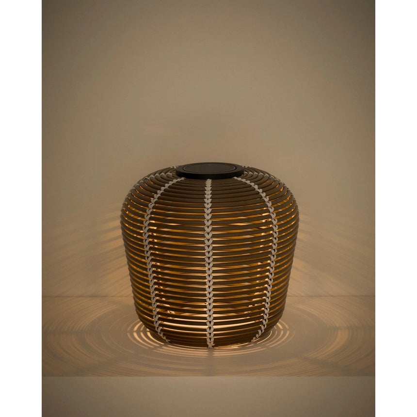 Outdoor-Solar-Tischlampe Garoina aus synthetischem Rattan in Taupe mit LED-Technologie, Ø 35 cm von Kave Home – Bild 6
