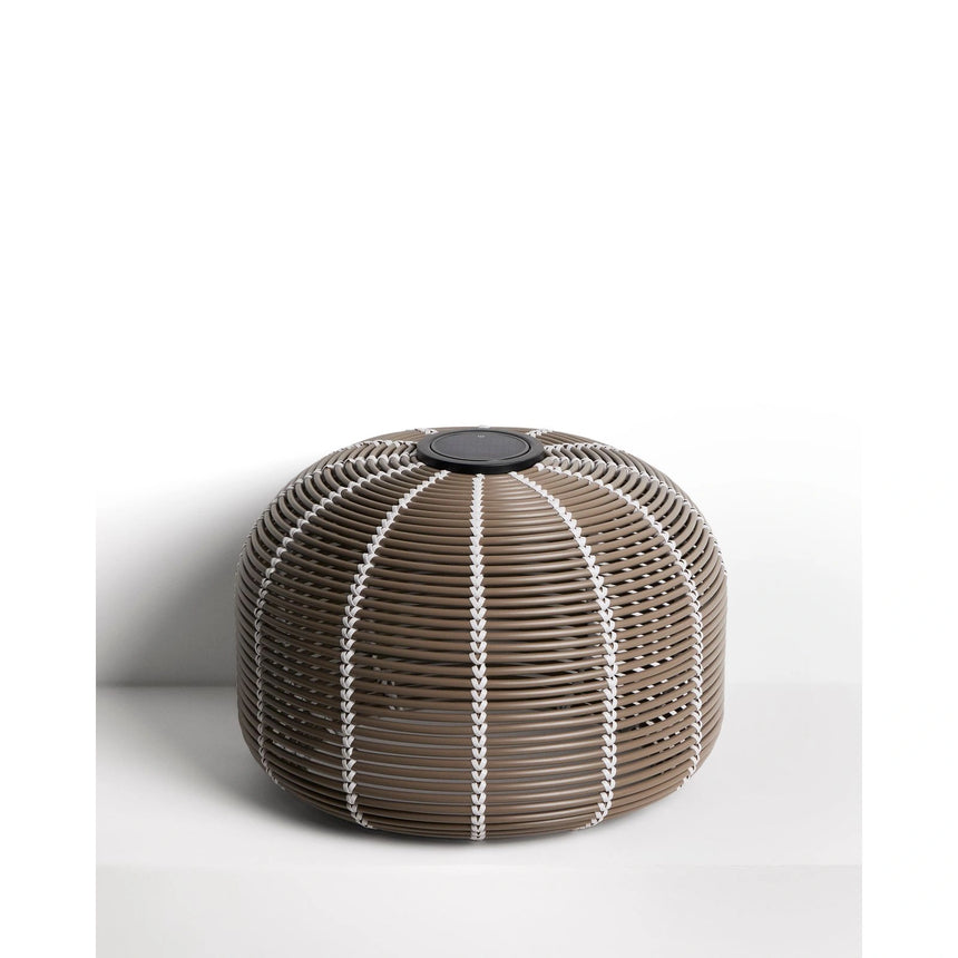 Outdoor-Solar-Tischlampe Garoina aus synthetischem Rattan in Taupe mit LED-Technologie, Ø 50 cm von Kave Home – Bild 1