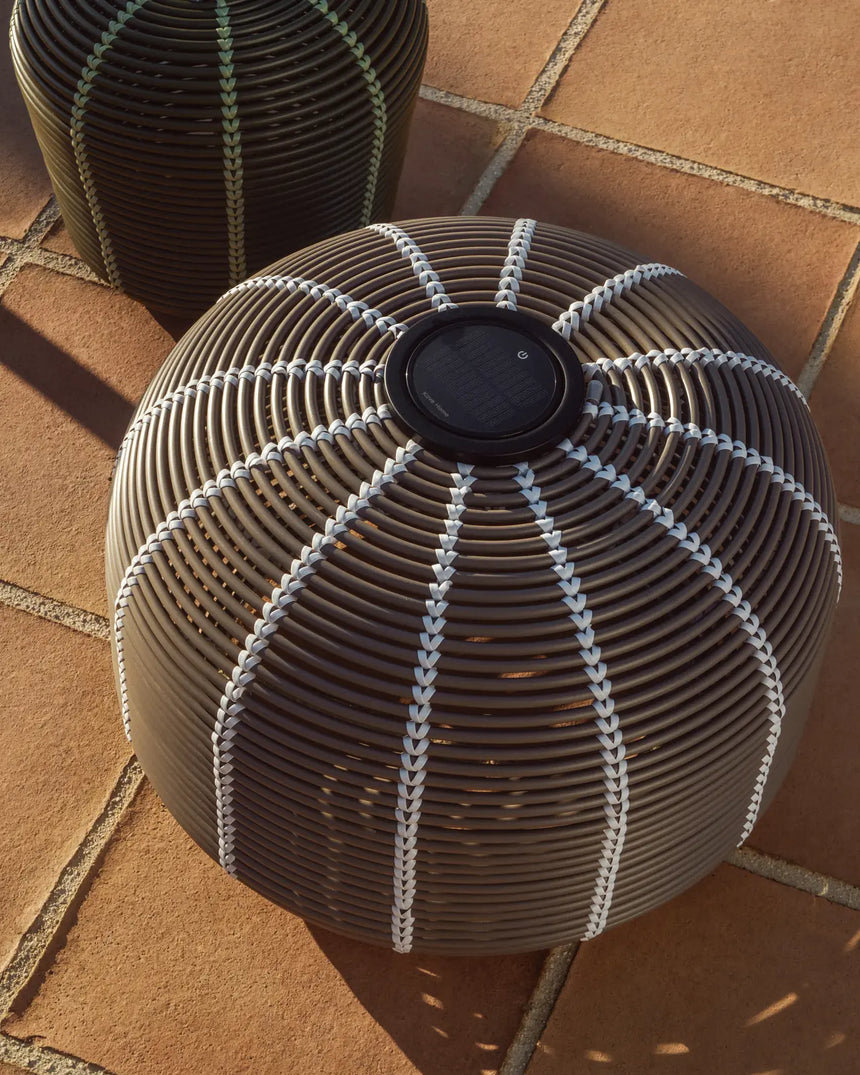 Outdoor-Solar-Tischlampe Garoina aus synthetischem Rattan in Taupe mit LED-Technologie, Ø 50 cm von Kave Home – Bild 2