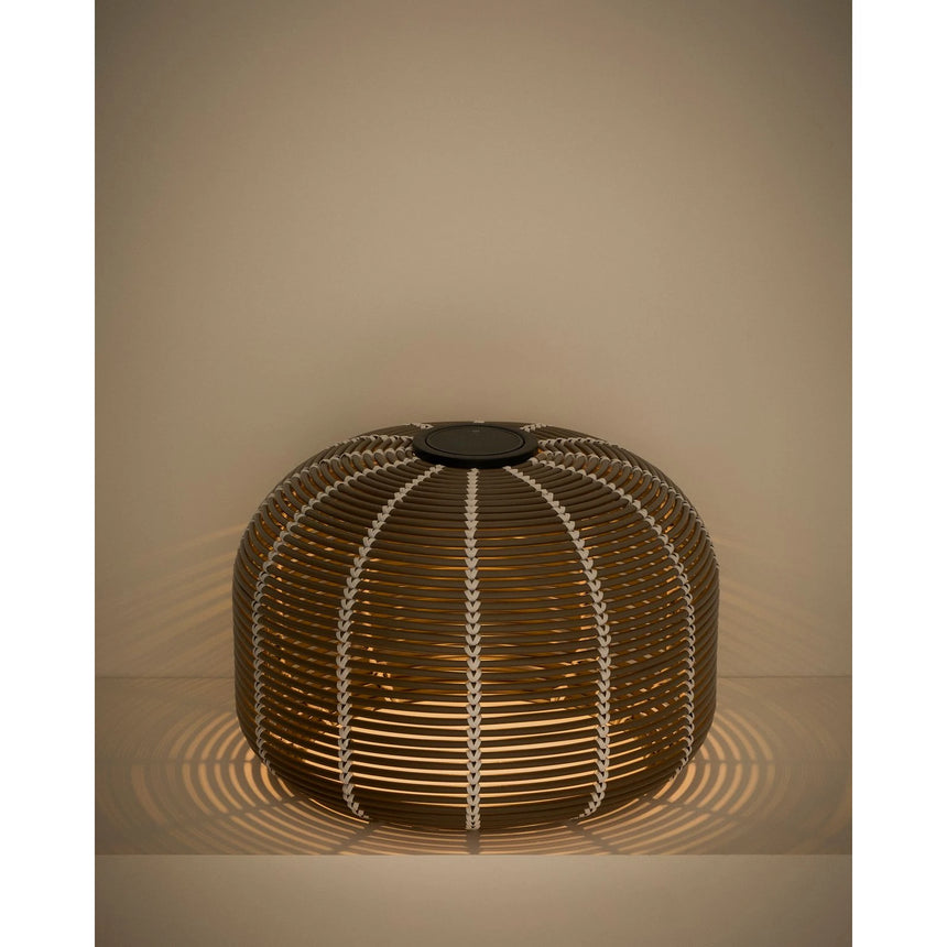 Outdoor-Solar-Tischlampe Garoina aus synthetischem Rattan in Taupe mit LED-Technologie, Ø 50 cm von Kave Home – Bild 6