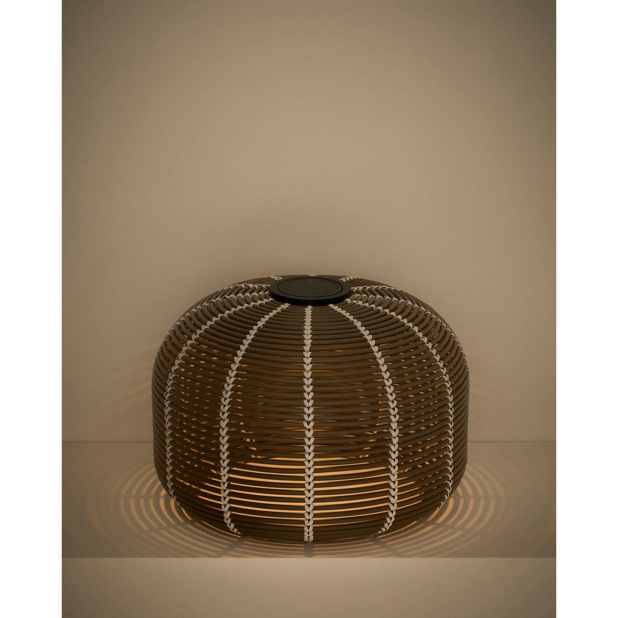 Outdoor-Solar-Tischlampe Garoina aus synthetischem Rattan in Taupe mit LED-Technologie, Ø 50 cm von Kave Home – Bild 7