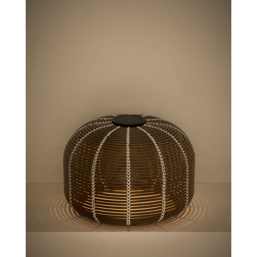 Outdoor-Solar-Tischlampe Garoina aus synthetischem Rattan in Taupe mit LED-Technologie, Ø 50 cm von Kave Home – Bild 7