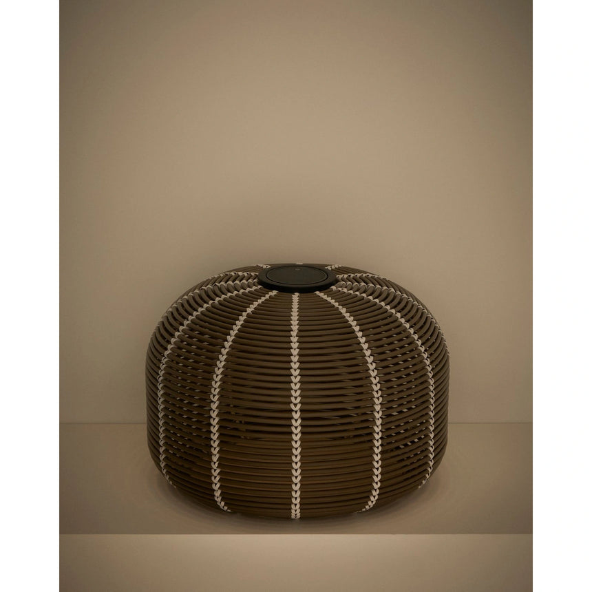 Outdoor-Solar-Tischlampe Garoina aus synthetischem Rattan in Taupe mit LED-Technologie, Ø 50 cm von Kave Home – Bild 8