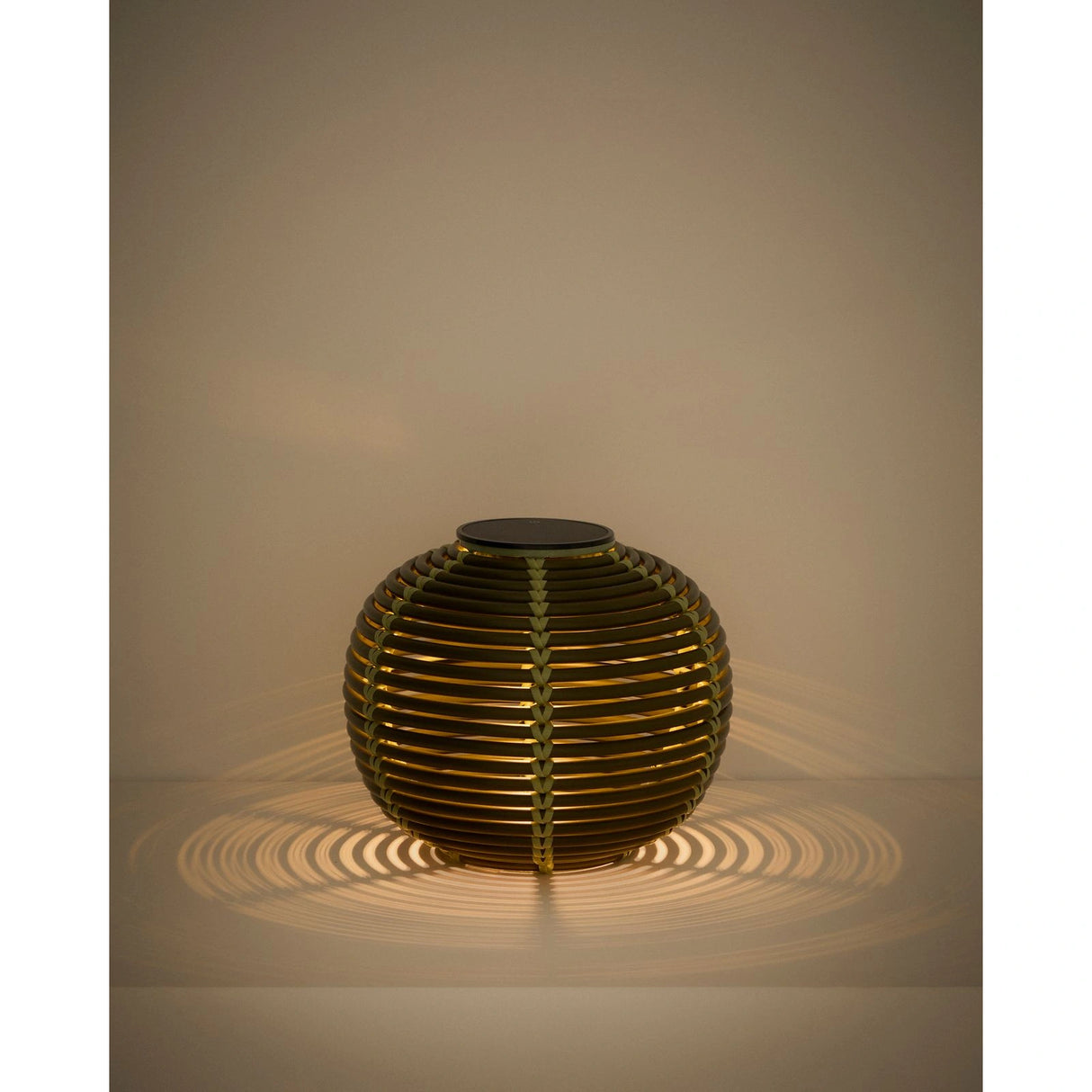 Outdoor-Solar-Tischlampe Garoina aus synthetischem Rattan mit LED-Technologie, Ø 25 cm von Kave Home – Bild 5