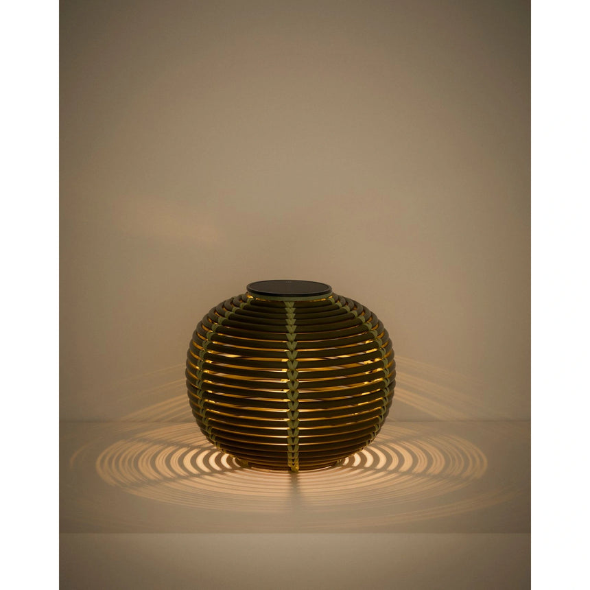 Outdoor-Solar-Tischlampe Garoina aus synthetischem Rattan mit LED-Technologie, Ø 25 cm von Kave Home – Bild 5
