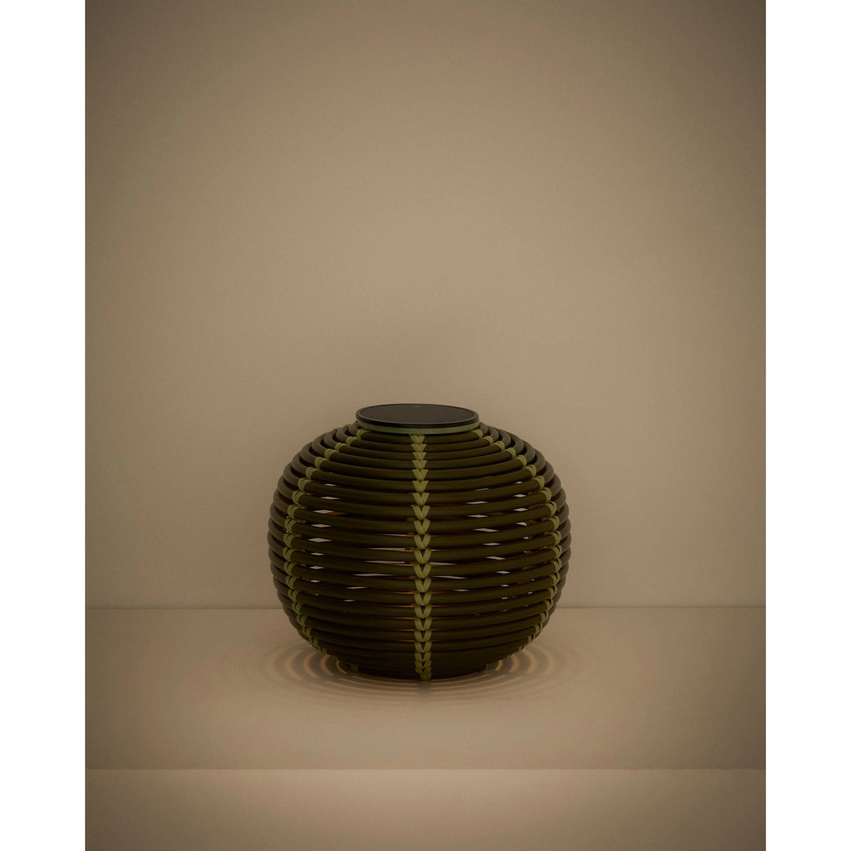 Outdoor-Solar-Tischlampe Garoina aus synthetischem Rattan mit LED-Technologie, Ø 25 cm von Kave Home – Bild 7