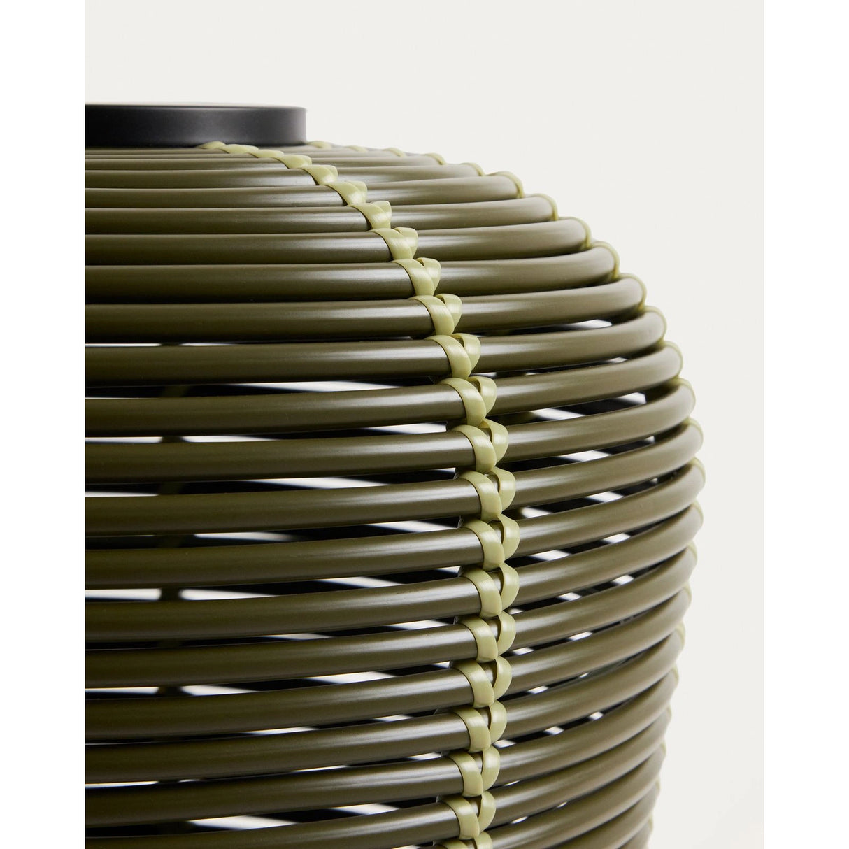Outdoor-Solar-Tischlampe Garoina aus synthetischem Rattan mit LED-Technologie, Ø 35 cm von Kave Home – Bild 10