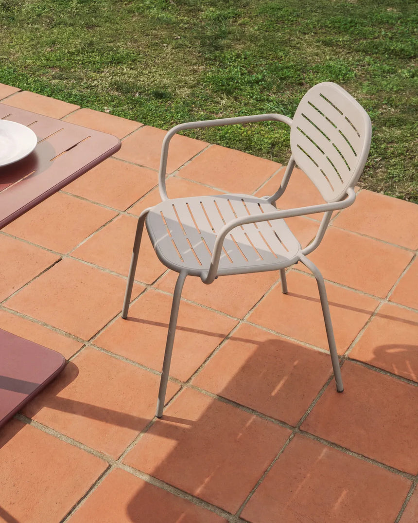 Outdoor-Stuhl Brai mit Armlehnen aus taupefarben verzinktem Stahl von Kave Home – Bild 2