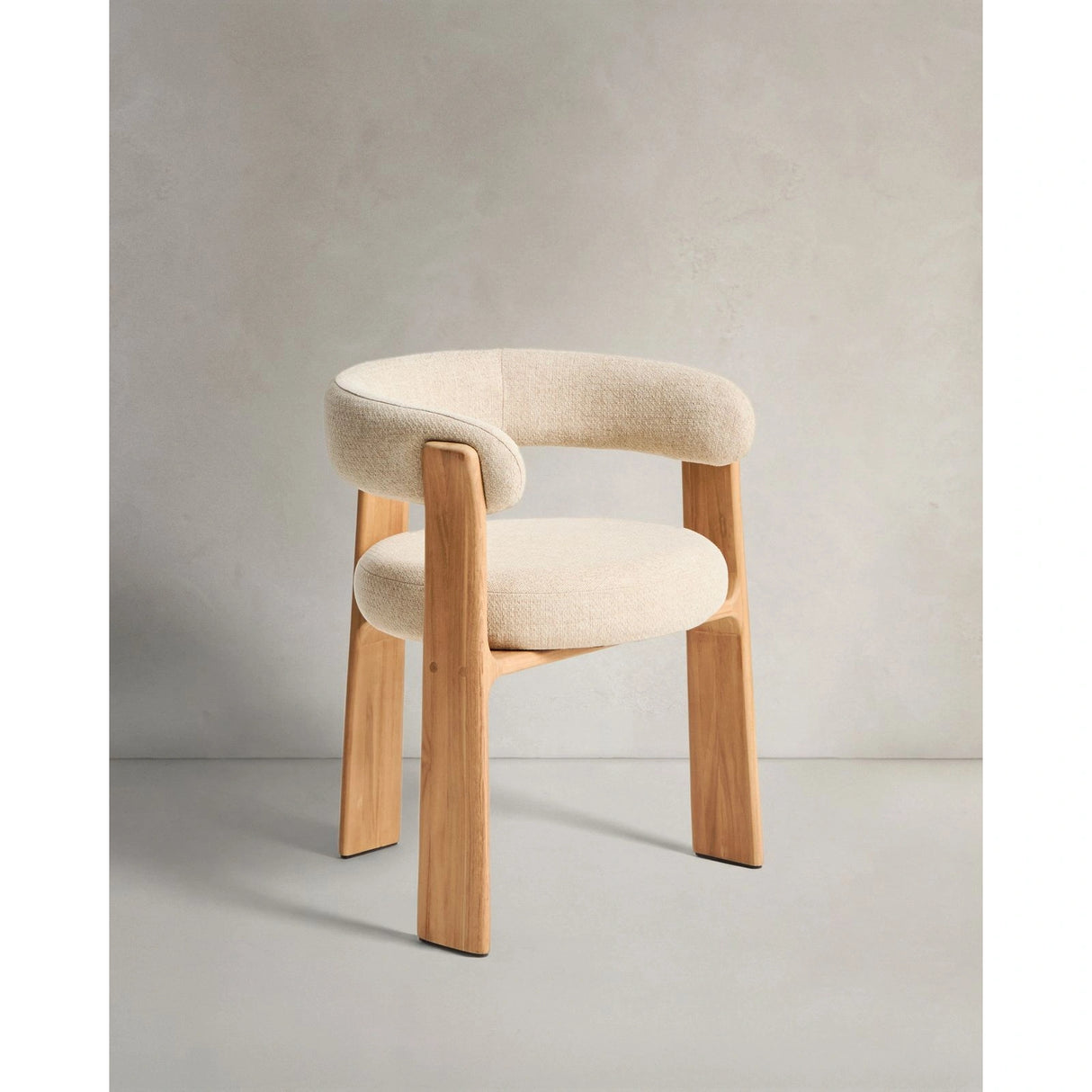 Outdoor-Stuhl Granit in Beige mit Beinen aus massivem Teakholz mit naturfarbenem Finish, 100 % FSC von Kave Home – Bild 1