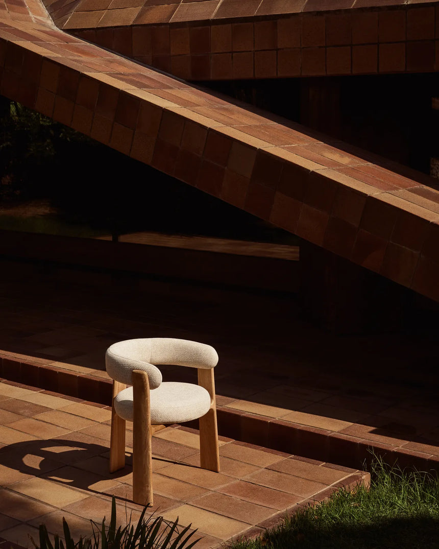 Outdoor-Stuhl Granit in Beige mit Beinen aus massivem Teakholz mit naturfarbenem Finish, 100 % FSC von Kave Home – Bild 2