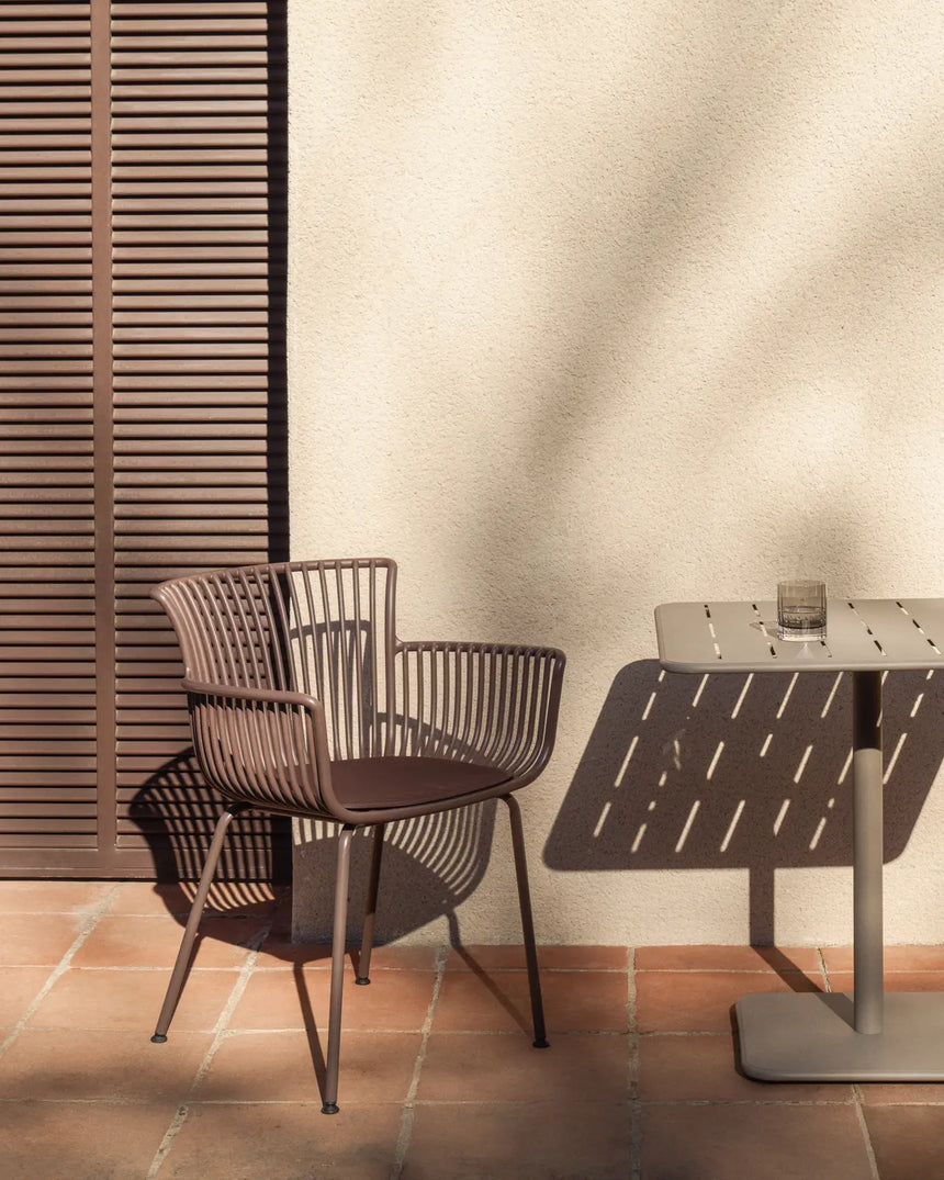 Outdoor-Stuhl Surpika mit braunen Stahlbeinen von Kave Home – Bild 2