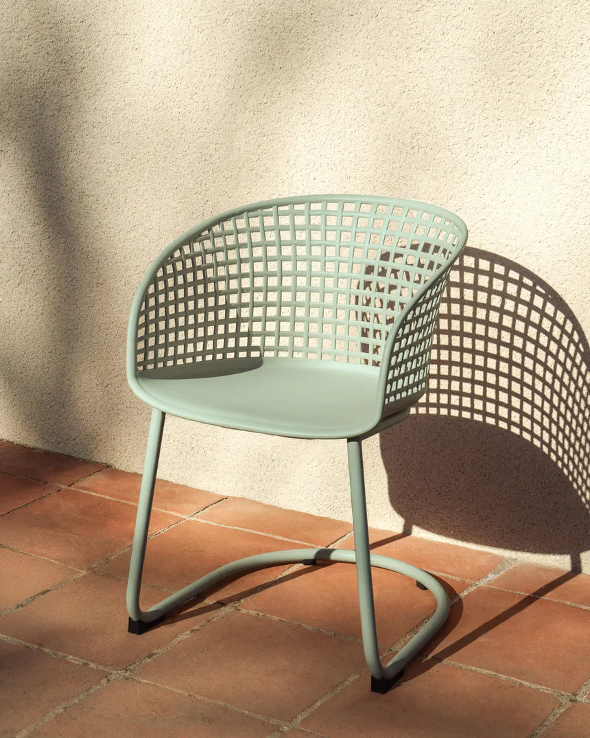Outdoor-Stuhl Tenaro aus Kunststoff mit grünem Stahlgestell von Kave Home – Bild 2