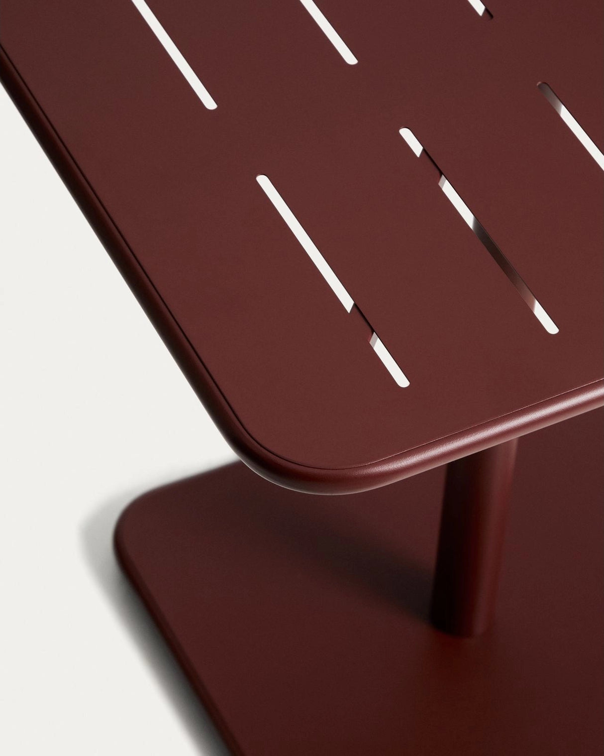 Outdoor-Tisch Brai aus granatrot verzinktem Stahl, 70 x 70 cm von Kave Home – Bild 5