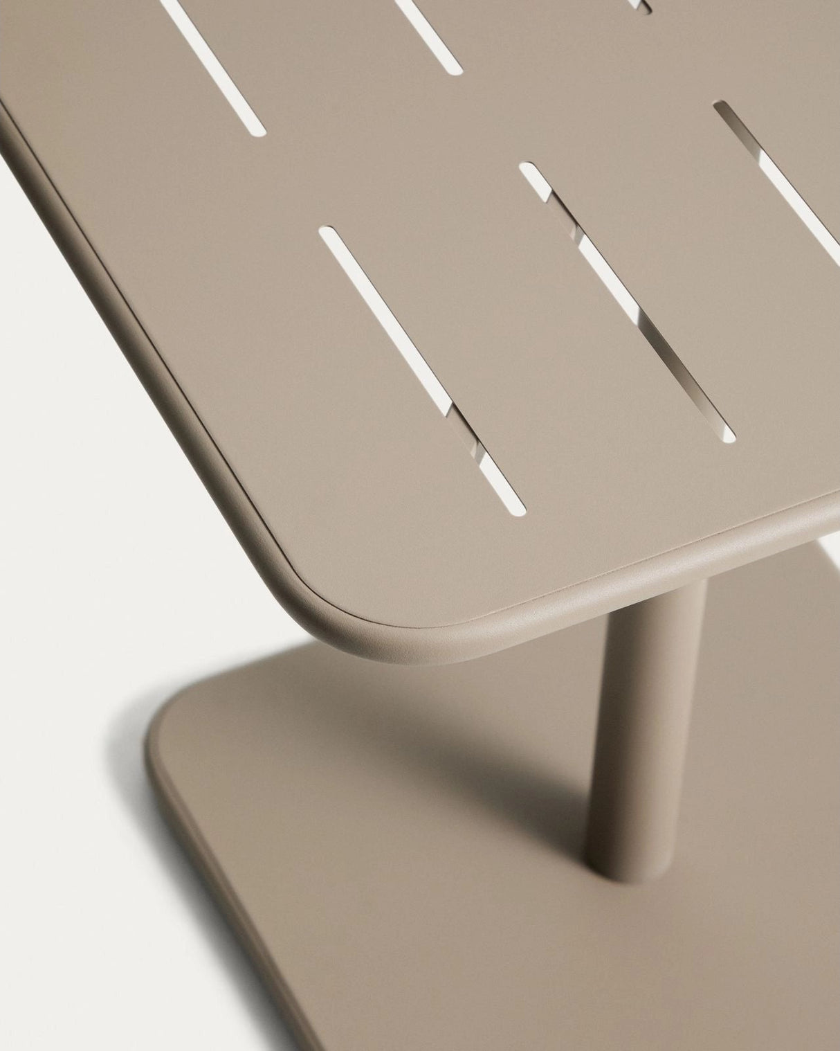 Outdoor-Tisch Brai aus taupefarben verzinktem Stahl, 70 x 70 cm von Kave Home – Bild 5