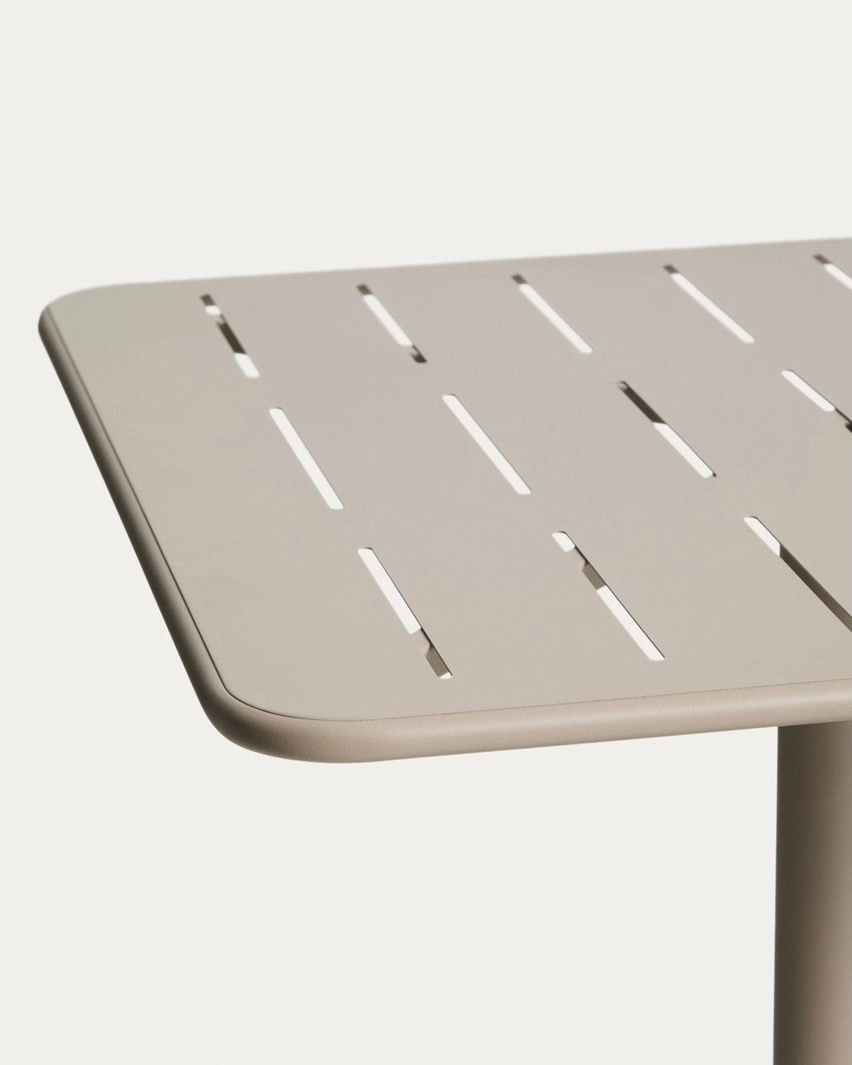 Outdoor-Tisch Brai aus taupefarben verzinktem Stahl, 70 x 70 cm von Kave Home – Bild 6
