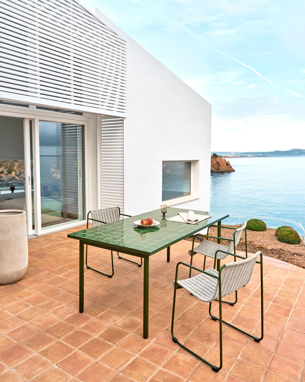 Outdoor-Tisch Maurina aus grün verzinktem Stahl und grünen Kacheln 223 x 101 cm von Kave Home – Produktbild 5