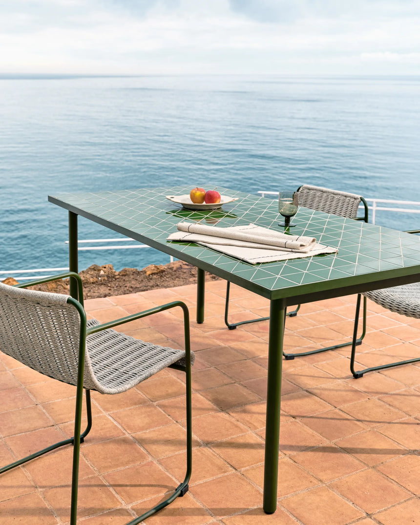 Outdoor-Tisch Maurina aus grün verzinktem Stahl und grünen Kacheln 223 x 101 cm von Kave Home – Produktbild 6