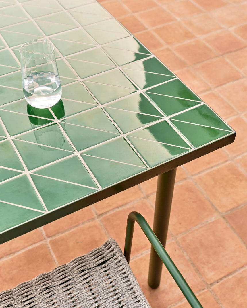 Outdoor-Tisch Maurina aus grün verzinktem Stahl und grünen Kacheln 223 x 101 cm von Kave Home – Produktbild 7