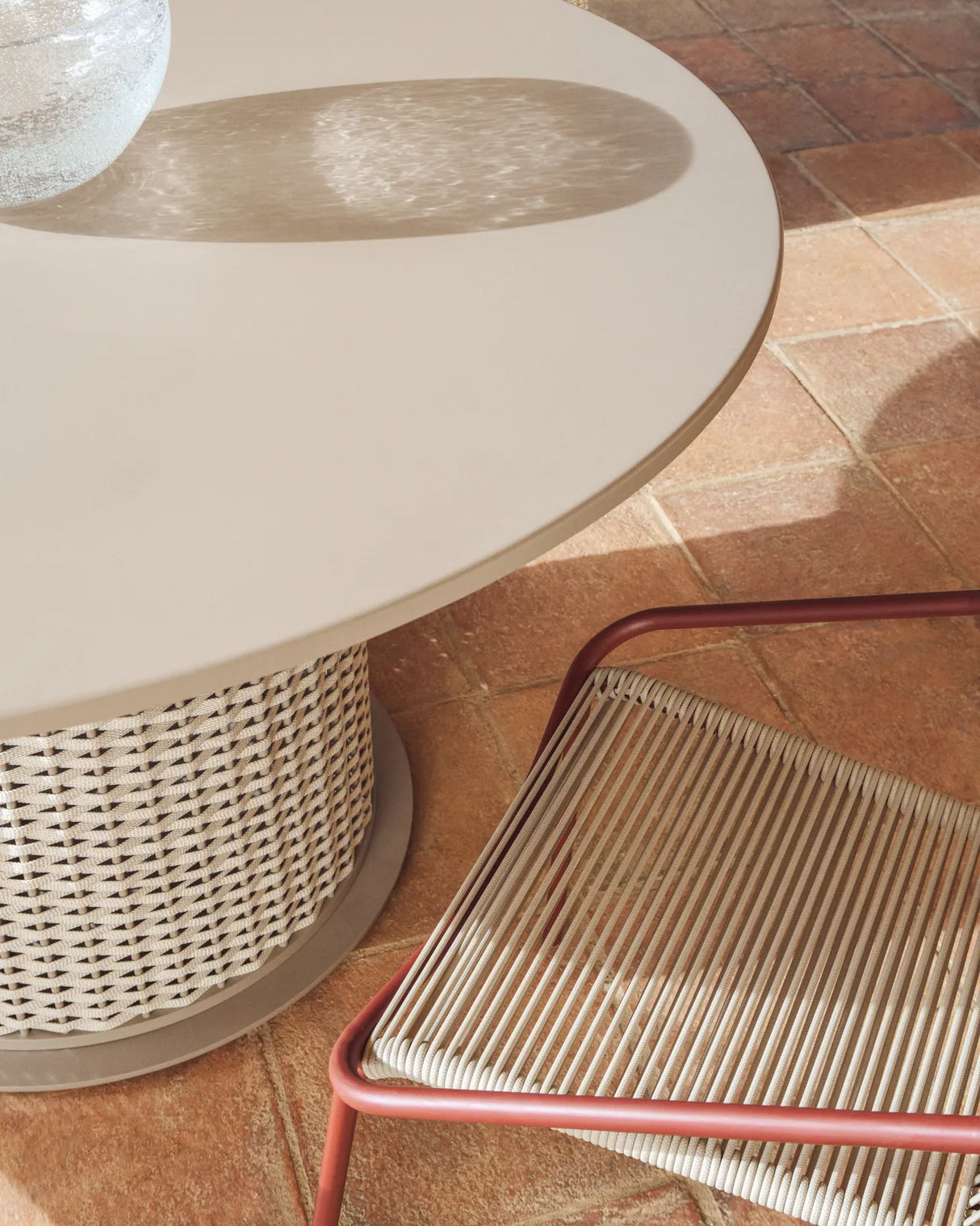 Outdoor-Tisch Sedalis aus Aluminium und Seil in Taupe, Ø 135 cm von Kave Home – Bild 3