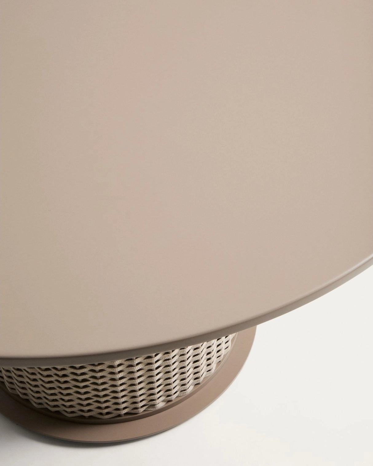 Outdoor-Tisch Sedalis aus Aluminium und Seil in Taupe, Ø 135 cm von Kave Home – Bild 4