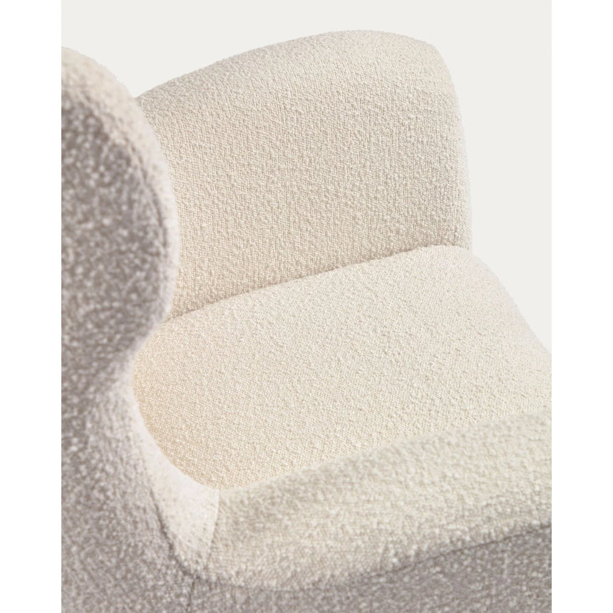Patio Sessel mit Bouclé-Polsterung in Weiß und Beinen aus massivem Buchenholz natur FSC Mix Credit von Kave Home – Bild 11
