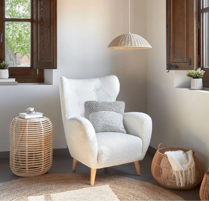 Patio Sessel mit Bouclé-Polsterung in Weiß und Beinen aus massivem Buchenholz natur FSC Mix Credit von Kave Home – Bild 2