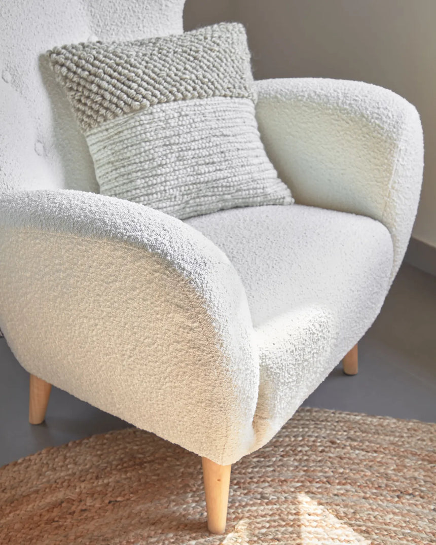Patio Sessel mit Bouclé-Polsterung in Weiß und Beinen aus massivem Buchenholz natur FSC Mix Credit von Kave Home – Bild 3