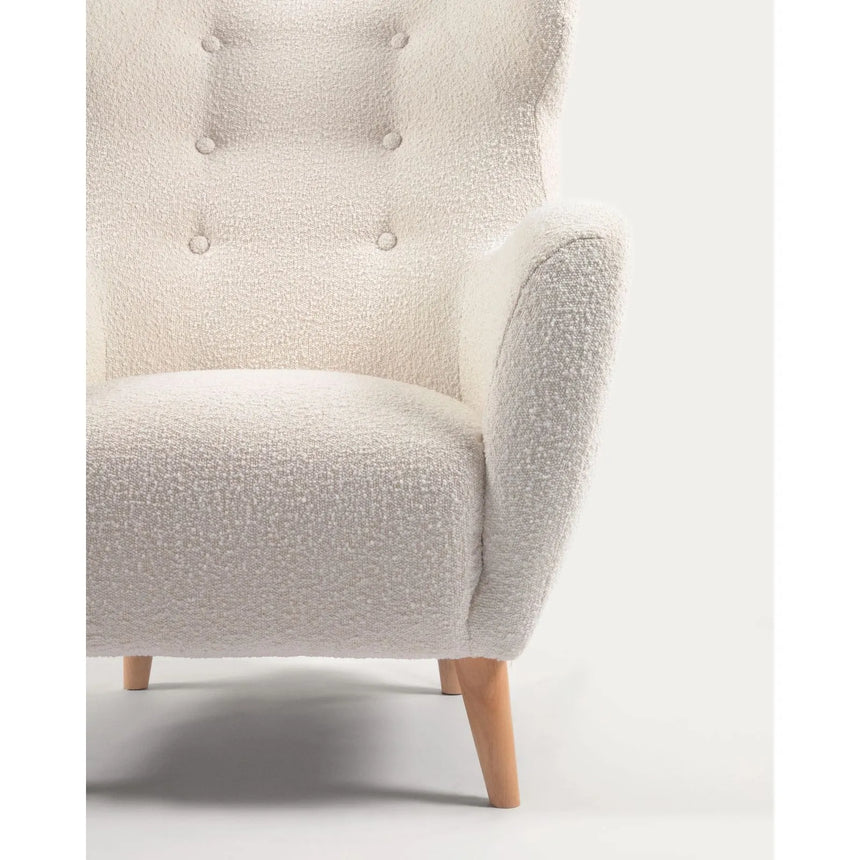Patio Sessel mit Bouclé-Polsterung in Weiß und Beinen aus massivem Buchenholz natur FSC Mix Credit von Kave Home – Bild 9