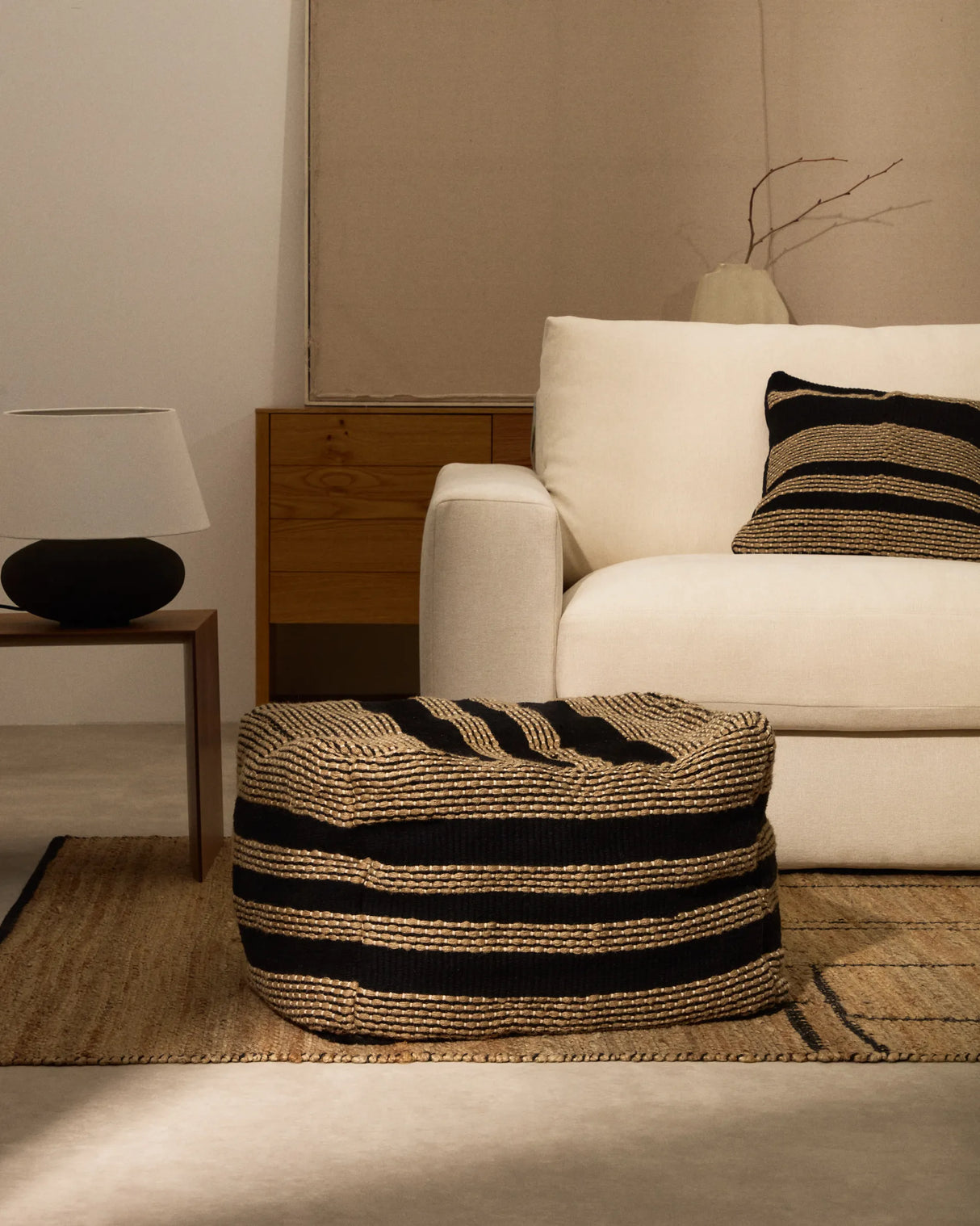 Pouf Aylin aus Baumwolle mit Jutestickerei in Beige und Schwarz 60 x 60 cm von Kave Home – Produktbild 2