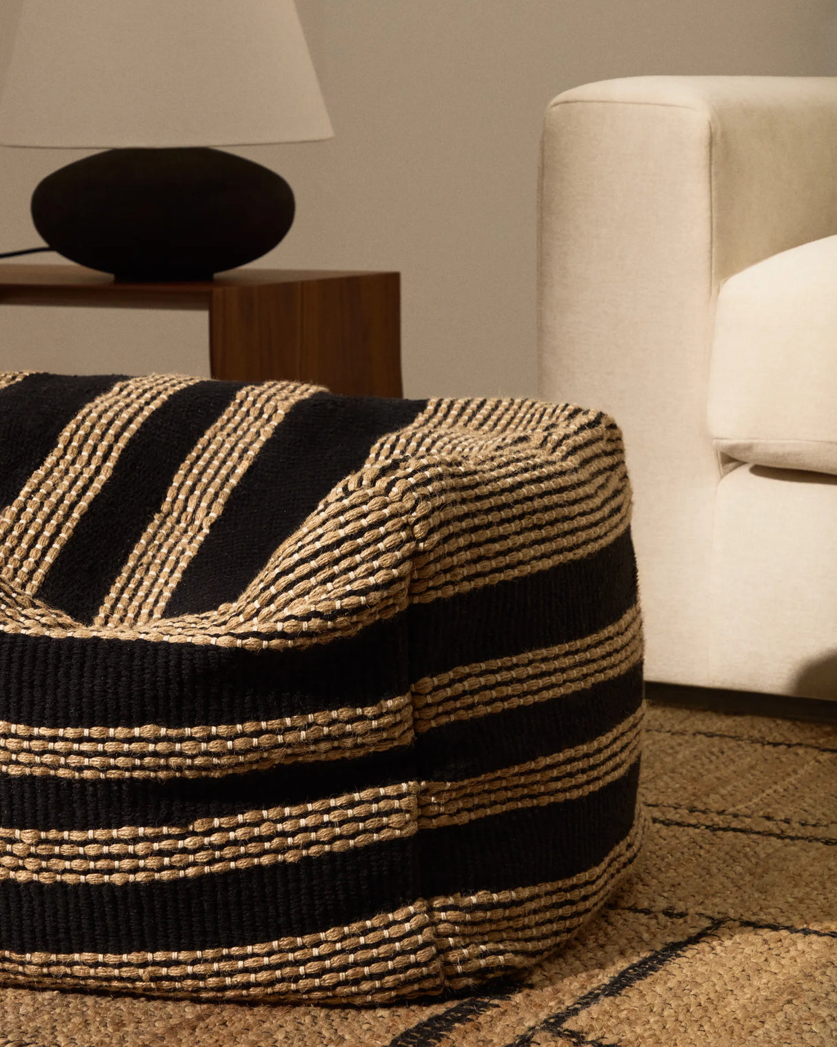 Pouf Aylin aus Baumwolle mit Jutestickerei in Beige und Schwarz 60 x 60 cm von Kave Home – Produktbild 3