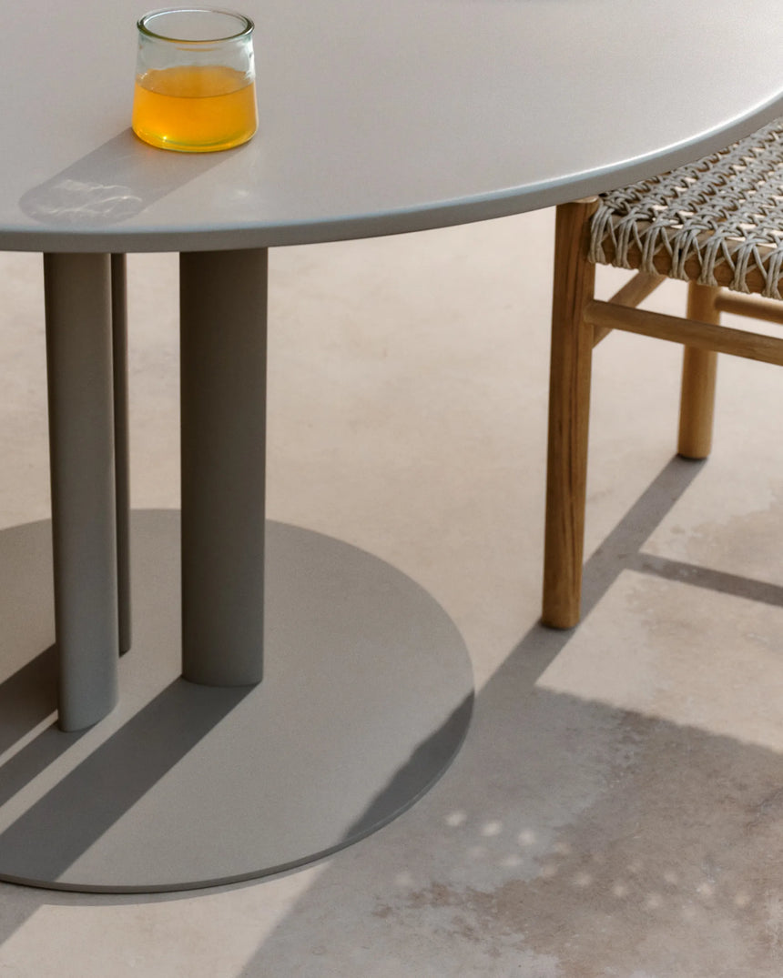 Runder Outdoor-Tisch Sedalis aus Stahl mit taupefarbener Tischplatte aus Aluminium Ø80 cm von Kave Home – Produktbild 6