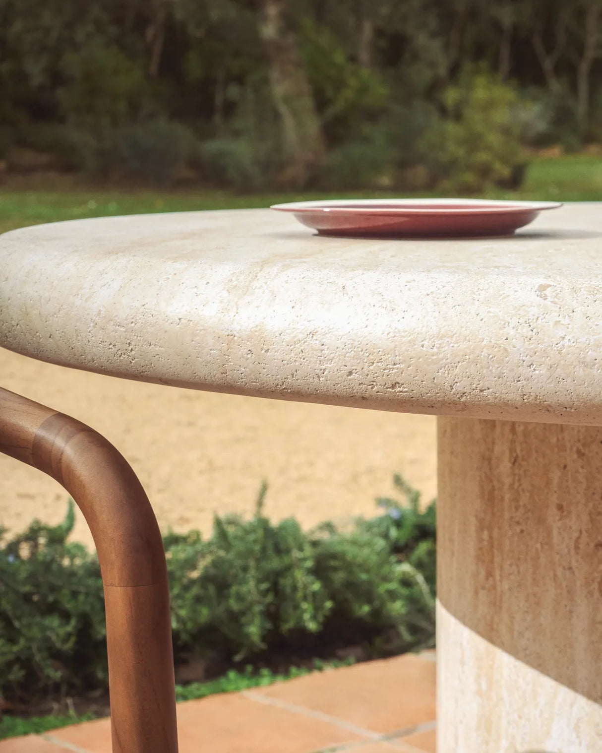 Runder Tisch Drasi aus Zement mit Finish in Travertinoptik, Ø 122 cm von Kave Home – Bild 3