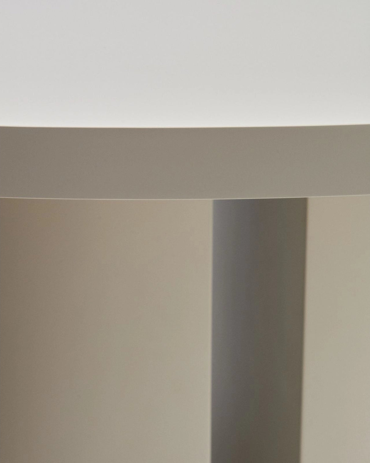 Runder Tisch Nealy aus lackiertem MDF mit eierschalfarbenem Finish Ø 120 cm von Kave Home – Bild 7