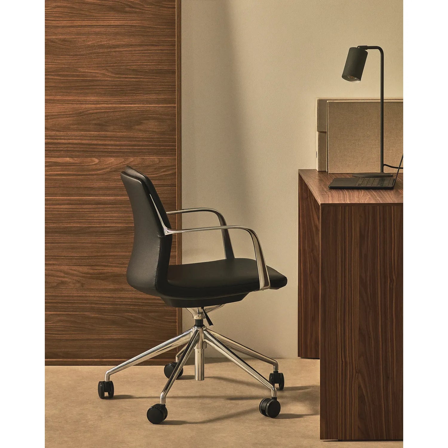 Schreibtischstuhl Nerlan aus schwarzem Kunstleder und Aluminiumgestell - ZEN ZONE Furniture