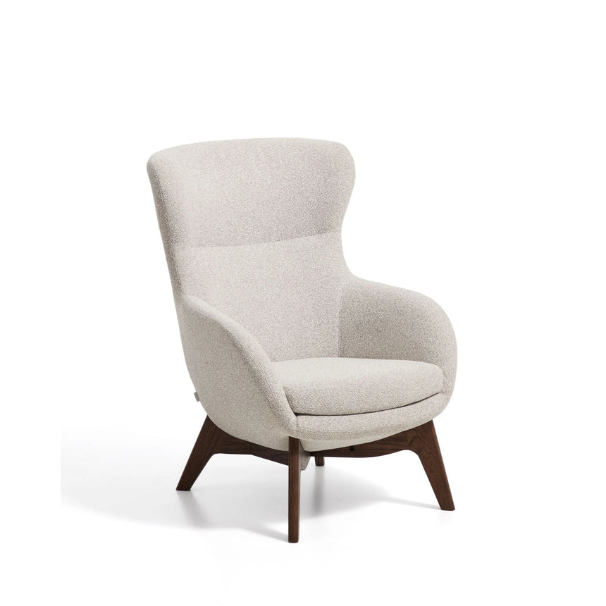 Sessel Adiran mit dicker Chenille in Beige und Beinen aus massivem Eichenholz mit Nussbaum-Finish von Kave Home – Bild 1