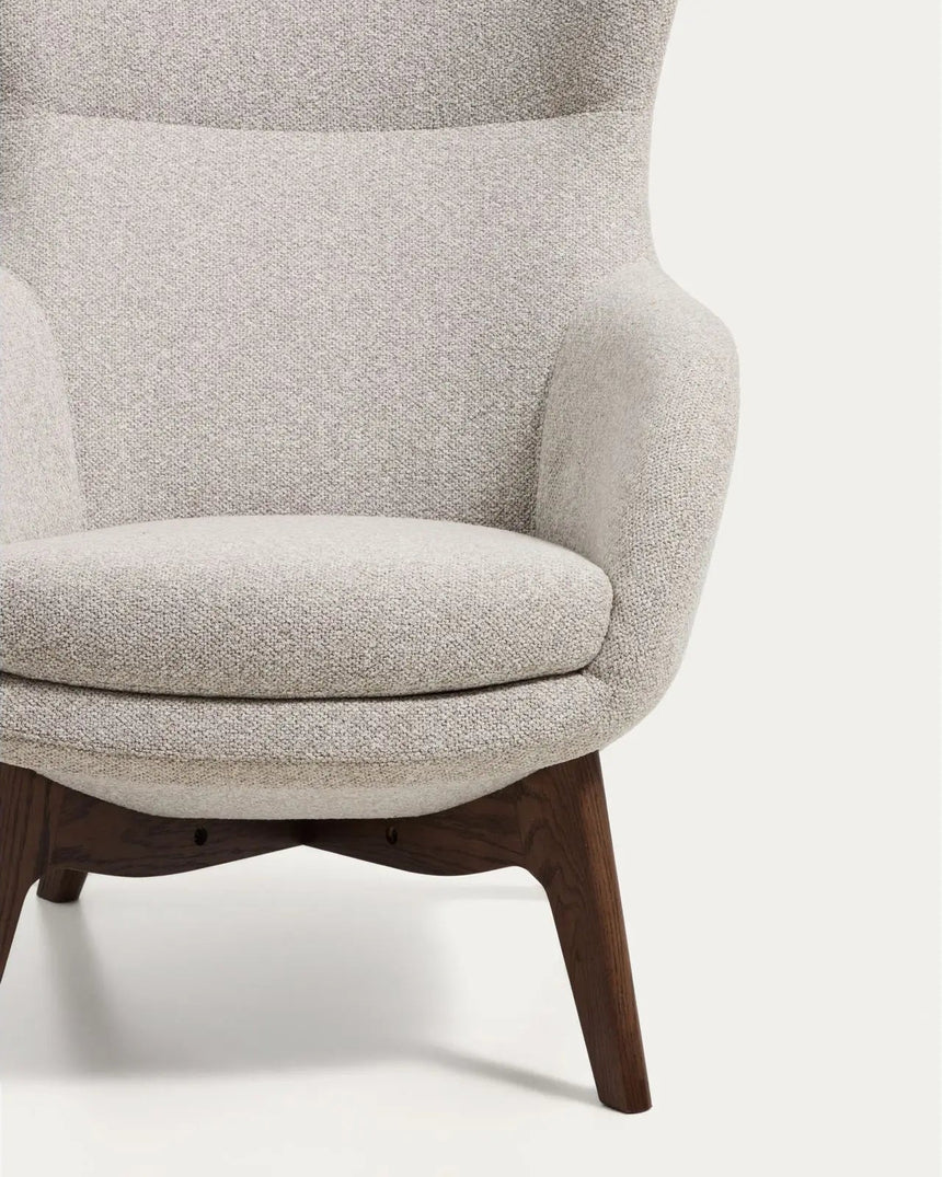 Sessel Adiran mit dicker Chenille in Beige und Beinen aus massivem Eichenholz mit Nussbaum-Finish von Kave Home – Bild 6