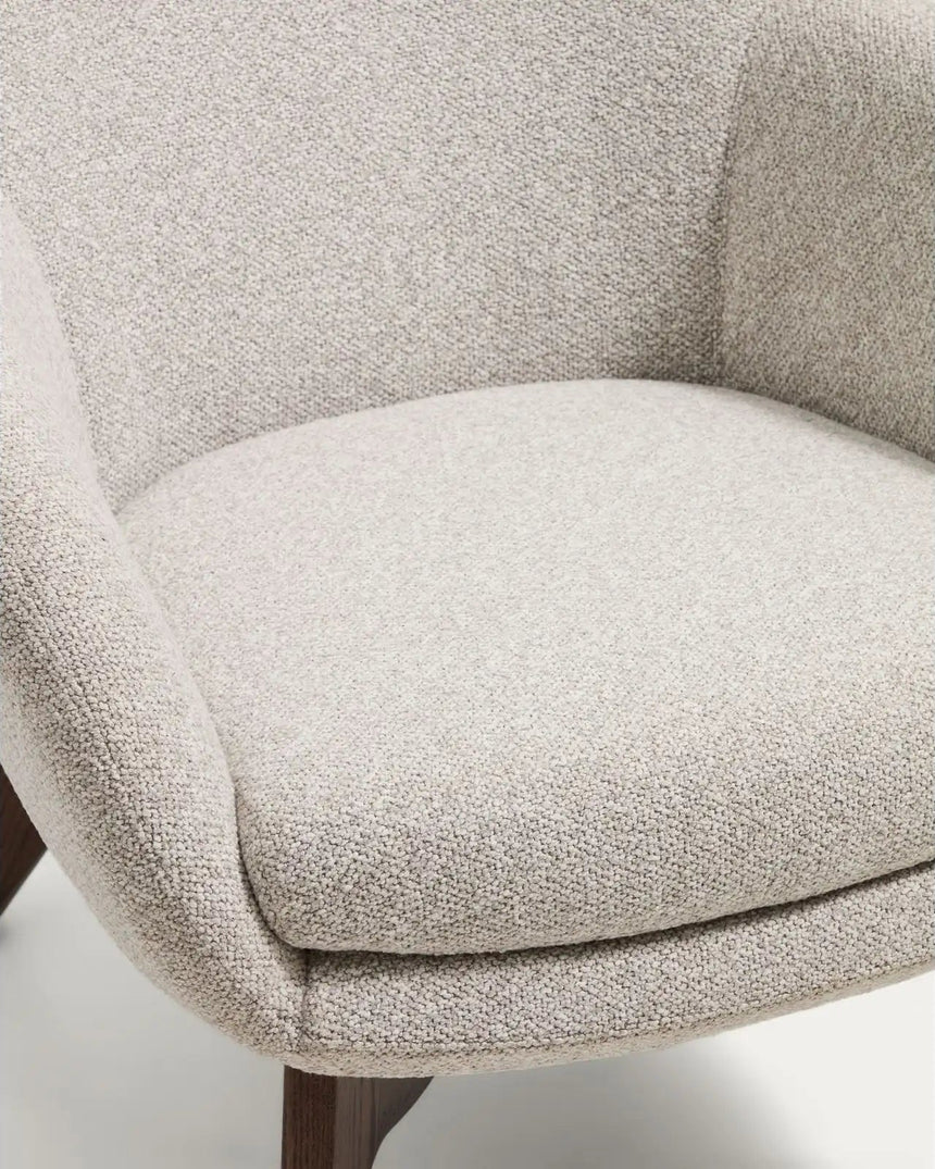 Sessel Adiran mit dicker Chenille in Beige und Beinen aus massivem Eichenholz mit Nussbaum-Finish von Kave Home – Bild 7