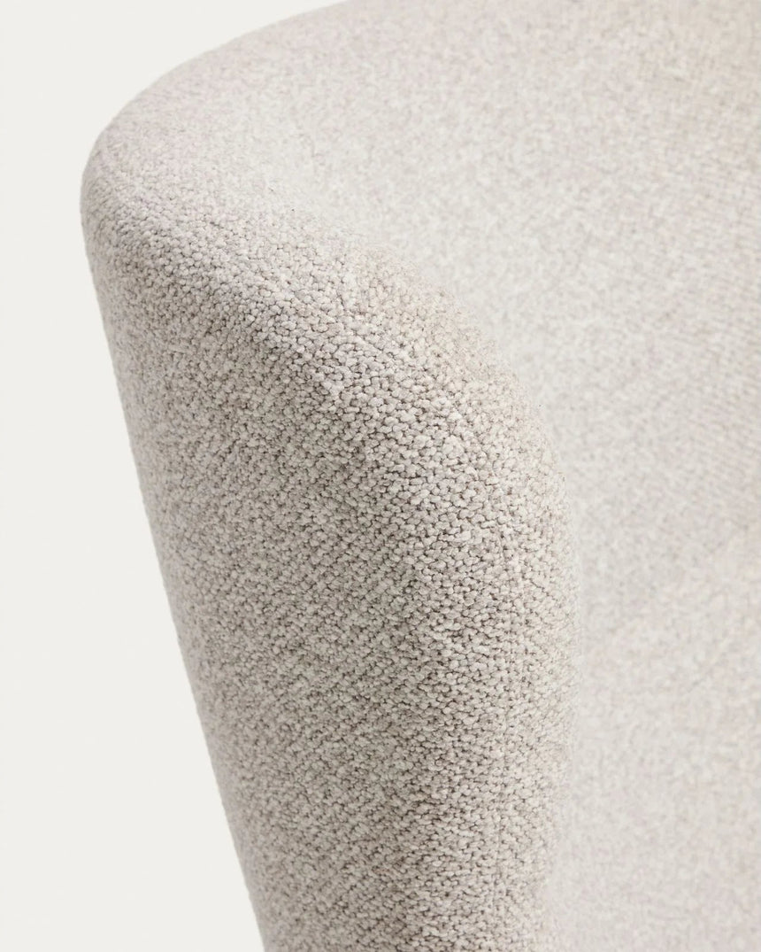Sessel Adiran mit dicker Chenille in Beige und Beinen aus massivem Eichenholz mit Nussbaum-Finish von Kave Home – Bild 9