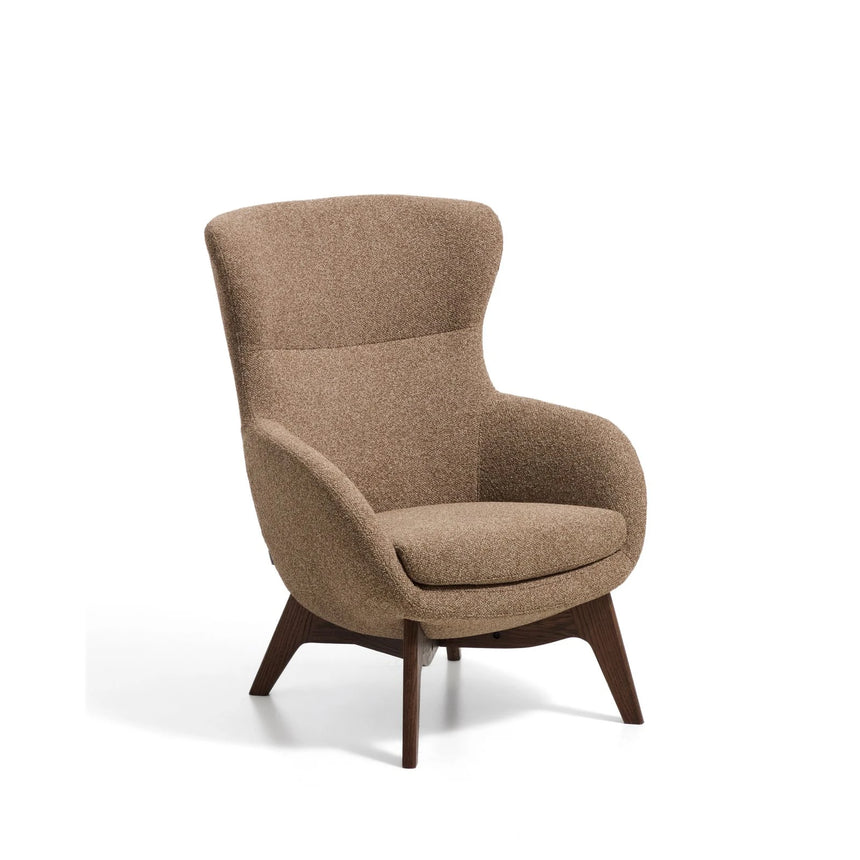 Sessel Adiran mit dicker Chenille in Hellbraun und Beinen aus massivem Eichenholz mit Nussbaum-Finish von Kave Home – Bild 1