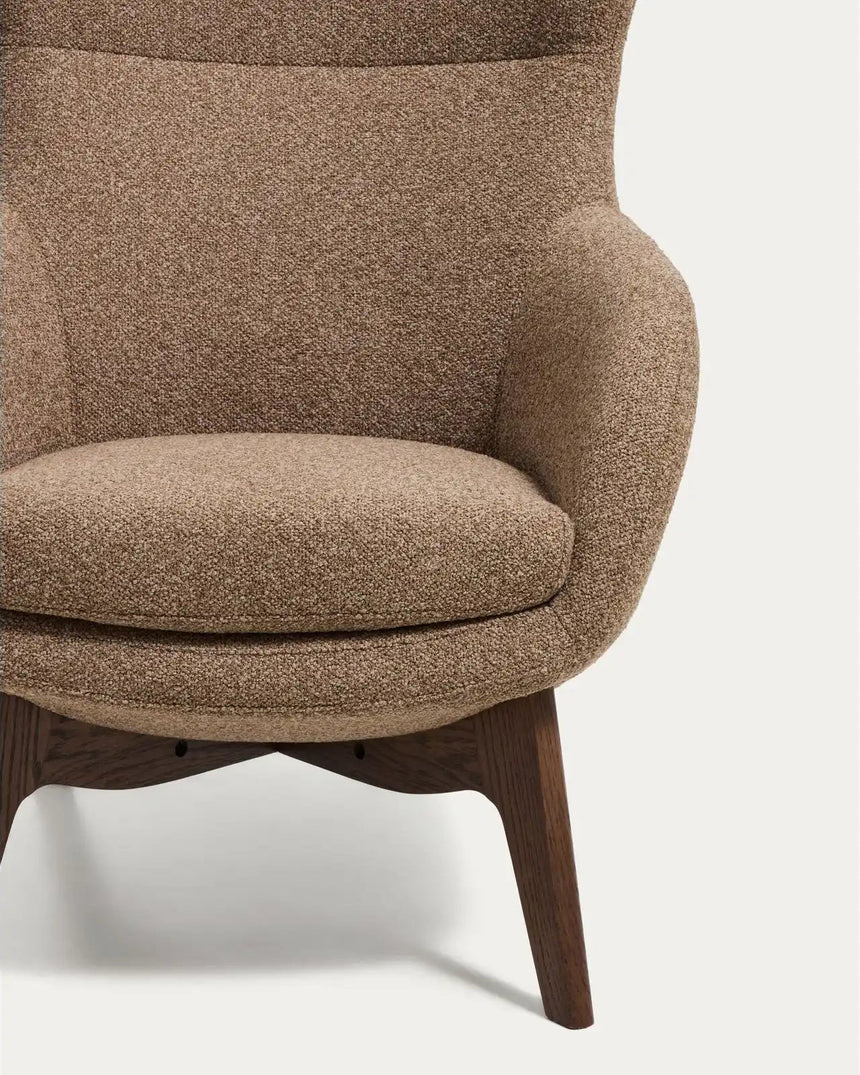 Sessel Adiran mit dicker Chenille in Hellbraun und Beinen aus massivem Eichenholz mit Nussbaum-Finish von Kave Home – Bild 6