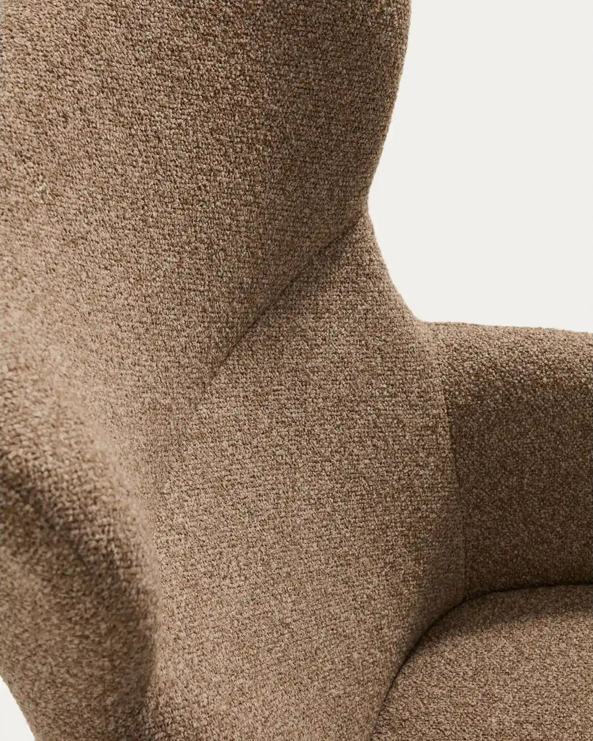 Sessel Adiran mit dicker Chenille in Hellbraun und Beinen aus massivem Eichenholz mit Nussbaum-Finish von Kave Home – Bild 8