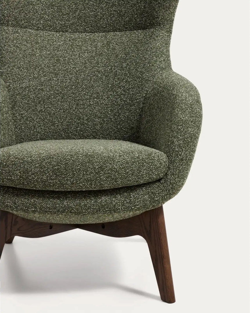 Sessel Adiran mit dicker Chenille in Moosgrün und Beinen aus massivem Eichenholz mit Nussbaum-Finish von Kave Home – Bild 6