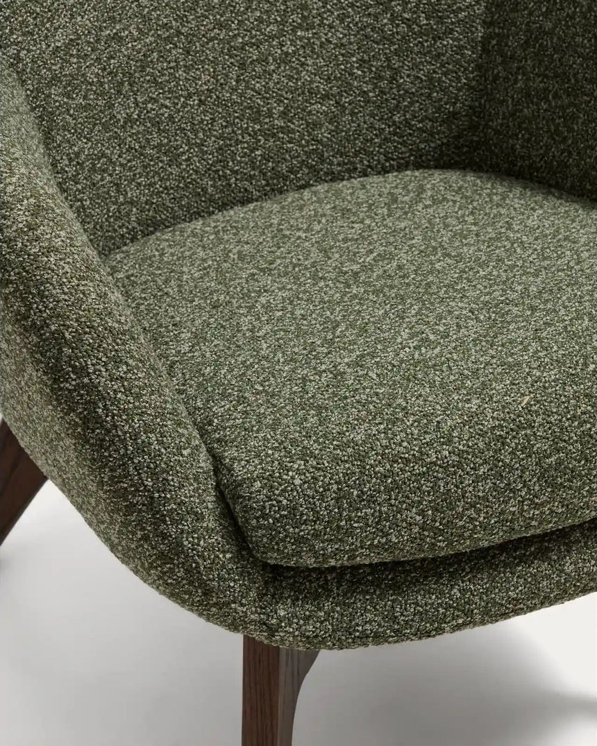 Sessel Adiran mit dicker Chenille in Moosgrün und Beinen aus massivem Eichenholz mit Nussbaum-Finish von Kave Home – Bild 7