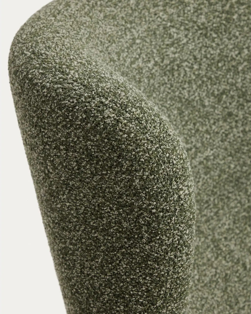 Sessel Adiran mit dicker Chenille in Moosgrün und Beinen aus massivem Eichenholz mit Nussbaum-Finish von Kave Home – Bild 9